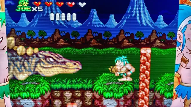 Joe & Mac: Caveman Ninja contra un cocodrilo